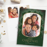 Winter Greenery Mistletoe 3 Foto's Kerstmis Feestdagenkaart<br><div class="desc">Deze prachtige kerstkaart toont een verticale foto in een afgerond lijst,  geaccentueerd met een maretak rand. Deze donkergroene vakantiekaart biedt ruimte voor drie van uw favoriete afbeeldingen. Aangepaste tekst,  aan de achterzijde,  kunt u uw eigen persoonlijke bericht toevoegen of het weergegeven bericht gebruiken.</div>