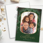 Winter Greenery Mistletoe Afgeronde Foto Kerstmis Feestdagenkaart<br><div class="desc">Deze prachtige kerstkaart toont een verticale foto in een rond lijst,  versierd met een maretak rand. De achtergrond is een rijke donkergroene kleur. De achterzijde biedt aangepaste tekst voor u om uw eigen persoonlijke bericht toe te voegen,  of gebruik de weergegeven tekst.</div>
