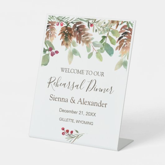 Winter Greenery Pine Holly Rehearsal Dinner Reclamebord Met Voetstuk (Voorkant)