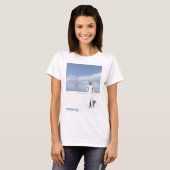Winter Greetings. Female elf walking in the snow T-shirt (Voorkant volledig)