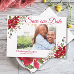 Winter Holiday Burgundy Poinsettia Save the Date<br><div class="desc">Winter Holiday Burgundy Poinsettia Save the Date Announcement card. Prachtige, elegante poinsettias in de waterverf tinten van de bruidsschat, rood, groen je aangepaste tekst in deze winter of kerst met de titel Save the Date Announcement. Het trouwontwerp is voorzien van een elegant handgeschreven typografie met de bruid en de bruidegom...</div>