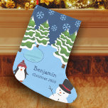 Winter Holiday Penguin en Snowman Kerstmis Kleine Kerstsok<br><div class="desc">Viel het feestelijke kerstseizoen met deze aangepaste vakantievoorraad. Het stoppen is voorzien van een pinguïn in een knappe winter pet, een glimlachend gelukkig sneeuwman, bomen bedekt met sneeuw, witte vallende sneeuwvlokken en een ijzige blauwe vijver. Pas aan met uw voornaam en het jaar. Deze luie bezetting zal voor veel winterseizoenen...</div>