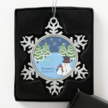 Winter Holiday Penguin en Snowman Kind Tin Sneeuwvlok Ornament<br><div class="desc">Viel het feestelijke kerstseizoen met deze aangepaste feestdag. Het versiertje heeft een pinguïn in een lui pet, een glimlachend gelukkig sneeuwman, bomen bedekt met sneeuw, witte vallende sneeuwvlokken en een ijzige blauwe vijver. Pas aan met uw voornaam en het jaar. Deze luie versiering zal voor veel winterseizoenen worden gevat! Deze...</div>