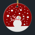 Winter Holiday Snowman Keramisch Ornament<br><div class="desc">Fun Holiday Winter Snowman maakt een geweldig cadeautje voor docenten, vrienden en kinderen!! De Kerstman zou deze sneeuwmannen dit jaar graag naar je huis brengen!! Met enorme sneeuwvlokken die op een winterlandschap vallen, zal een gelukkige wortelneus en een gestreepte sjaal er geweldig uitzien op veel zazzle koopwaar!! De achtergrondkleuren van...</div>