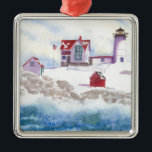 winter in Nubble LIghthouse in Maine Metalen Ornament<br><div class="desc">Een nubble Lighthouse is ongeveer een 30 minuten durende drive van mijn huis. Ik ga er vaak heen om het in de waterverf te schilderen. Dit is mijn renditie van Nubble Lighthouse na een winterse storm.</div>