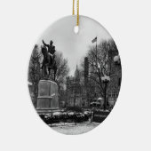 Winter in NYC's Union Square 001 Black White Keramisch Ornament (Rechts)