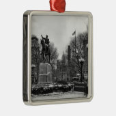 Winter in NYC's Union Square 001 Black White Metalen Ornament (Rechts)
