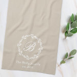 Winter krans familienaam Monogram Beige Theedoek<br><div class="desc">Op maat ontworpen keukenhanddoek met gepersonaliseerd monogram omcirkeld in de winter witte botanische krans.</div>