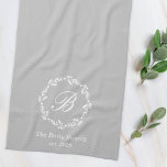 Winter krans familienaam Monogram grijs Theedoek<br><div class="desc">Op maat ontworpen keukenhanddoek met gepersonaliseerd monogram omcirkeld in de winter witte botanische krans.</div>