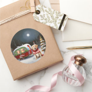 Winter Labrador Caravan Kerstavontuur Ronde Sticker