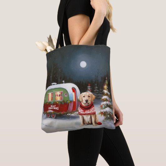 Winter Labrador Caravan Kerstavontuur Tote Bag (Dichtbij)