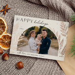 Winter Laurel | Prettige feestdagen Foto<br><div class="desc">Een stijlvol en elegant vakantiekaartontwerp met één enkele horizontale of landschapsgeoriënteerde foto in een unieke gekerende lay-out,  voorzien van een fijnmazige botanische foliage in luxe gouden folie. "Prettige feestdagen" staat links bovenaan,  met je familienaam onderaan. Een verfijnde natuur-geïnspireerde keus voor uw groeten van Kerstmis 2022.</div>