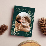 Winter Laurel | Prettige feestdagen Fotokaart Feestdagenkaart<br><div class="desc">Een stijlvol en elegant vakantiekaartontwerp met één enkele verticale of portretgeoriënteerde foto in een unieke gekantelde lay-out,  voorzien van een fijnmazige botanische foliage. "Prettige feestdagen" verschijnt linksboven,  met uw familienaam rechtsonder. Een verfijnde natuur-geïnspireerde keus voor uw groeten van Kerstmis 2021.</div>