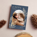Winter Laurel | Prettige feestdagen Fotokaart Feestdagenkaart<br><div class="desc">Een stijlvol en elegant vakantiekaartontwerp met één enkele verticale of portretgeoriënteerde foto in een unieke gekantelde lay-out,  voorzien van een fijnmazige botanische foliage. "Prettige feestdagen" verschijnt linksboven,  met uw familienaam rechtsonder. Een verfijnde natuur-geïnspireerde keus voor uw groeten van Kerstmis 2021.</div>