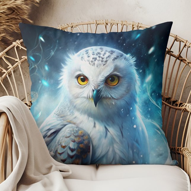 Winter Magic Snowy Owl Mystic Blue Throw Pillow Kussen (Winter Magic Snowy Owl Mystic Blue Throw Pillow in a boho rattan armchair.)