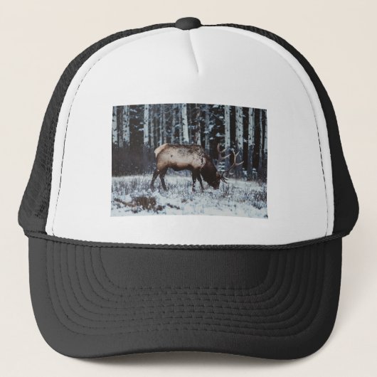 Winter Majesty: Elk in Snow Trucker Cap (Voorkant)