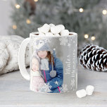 Winter Memories Snowflakes Twee foto Koffiemok<br><div class="desc">Pas deze feestelijke kerstkoffie of hete cacaomok aan met twee favoriete foto's en aangepaste tekst "Winter Memories". Het ontwerp is voorzien van een wit sneeuwvlokpatroon in de winter. De neutrale grijze achtergrondkleur kan worden aangepast om met uw fotoontwerp te coördineren.</div>