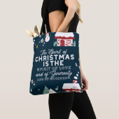 Winter Night Village Scène met Kerstmis Spirit Tote Bag (Dichtbij)