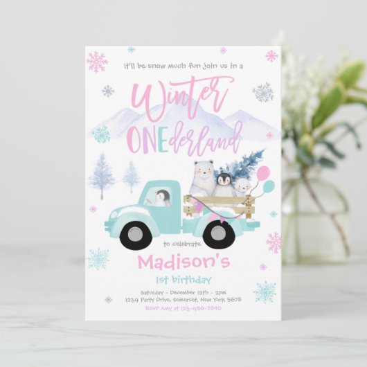 Winter ONEderland Penguin Polar Beer Birthday Kaart (Staand voorkant)