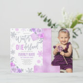 Winter ONEderland Verjaardagsuitnodiging Lila Zilv Kaart (Staand voorkant)