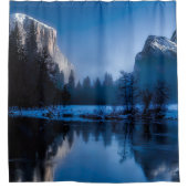 Winter op een meer tussen Ice-beklede bergen Douchegordijn (Voorkant)