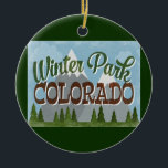 Winter Park Colorado Fun Retro Snowy Mountains Keramisch Ornament<br><div class="desc">Winter Park Colorado neo vintage-reisontwerp in een leuke retro-cartoon-stijl met sneeuwbeklimde bergen,  bos en bomen eronder,  blauwe hemel en coole retroscripttekst.</div>