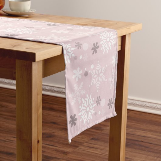 Winter Pastel Pink Snowflake kerstseizoen Lange Tafelloper (Voorbeeld)