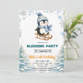 Winter penguin sledding invitation kaart (Staand voorkant)