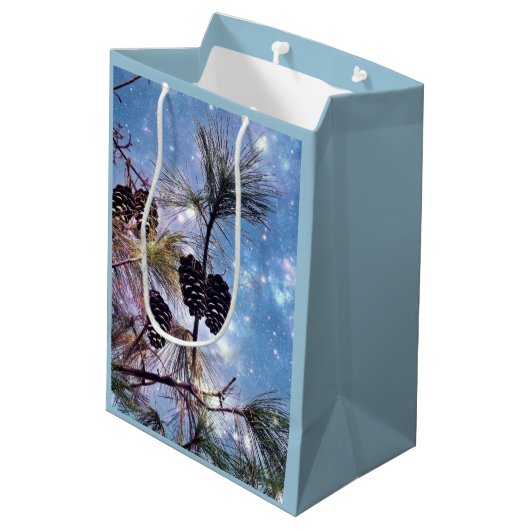 Winter Pine Cones onder een sterrenhemel Medium Cadeauzakje (Achterkant Gekanteld)