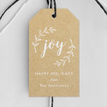 Winter Pine Krans Christmas Joy Holiday Cadeaulabel<br><div class="desc">Aangepast ontworpen kerstcadeaulabels met 'vreugde'-handborstelscript met denke takken op een robuuste kraftachtergrond. Personaliseer met cadeaubericht en naam.</div>