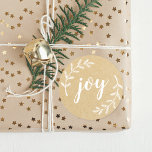 Winter Pine Krans Christmas Joy Kraft Ronde Sticker<br><div class="desc">Op maat ontworpen kerstenvelopzegels en cadeau stickers met "joy" hand script met witte dennentakken op bruine kraftstijl achtergrond.</div>