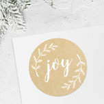 Winter Pine Krans Christmas Joy Kraft Ronde Sticker<br><div class="desc">Op maat ontworpen kerstenvelopzegels en cadeau stickers met "joy" hand script met witte dennentakken op bruine kraftstijl achtergrond.</div>