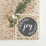 Winter Pine Krans Christmas Joy Ronde Sticker<br><div class="desc">Op maat ontworpen kerstenvelopzegels en cadeau stickers met "joy" hand script met witte dennentakken op krijtbord stijl achtergrond.</div>