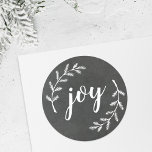 Winter Pine Krans Christmas Joy Ronde Sticker<br><div class="desc">Op maat ontworpen kerstenvelopzegels en cadeau stickers met "joy" hand script met witte dennentakken op krijtbord stijl achtergrond.</div>