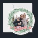 Winter Pine krans en banner met foto Feestdagenkaart<br><div class="desc">Winterden krans en banner foto Kerst wenskaart,  wit gewassen hout en zacht evergreen bough krans creëer een mooie foto lijst voor uw favoriete familie foto op deze prachtige vakantie wenskaart met bewerkbare tekst.</div>