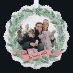 Winter Pine krans en banner met foto Ornament Kaart<br><div class="desc">Pine bough krans en wit gewassen hout foto lijst met waterverf banner en bewerkbare tekst. Een prachtige kerstvakantie wenskaart en ornament om te koesteren. Voeg uw favoriete foto toe en wijzig de begroeting naar wens.</div>