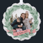 Winter Pine krans en banner met foto Ornament Kaart<br><div class="desc">Pine bough krans en wit gewassen hout foto lijst met waterverf banner en bewerkbare tekst. Een prachtige kerstvakantie wenskaart en ornament om te koesteren. Voeg uw favoriete foto toe en wijzig de begroeting naar wens.</div>