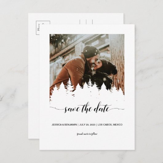 Winter Pine Tree Script Photo Save the Date Uitnodiging Briefkaart (Voorkant / Achterkant)