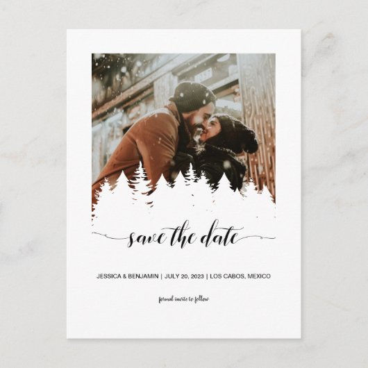 Winter Pine Tree Script Photo Save the Date Uitnodiging Briefkaart (Voorkant)