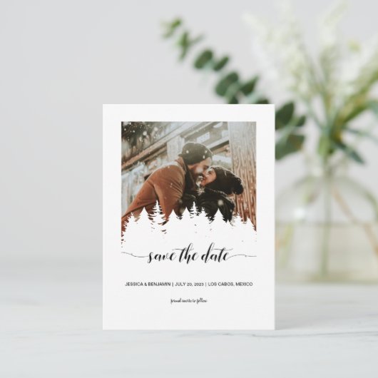 Winter Pine Tree Script Photo Save the Date Uitnodiging Briefkaart (Staand voorkant)