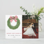 Winter Pine Wreath Merry & Married Photo Christmas Feestdagenkaart (Staand voorkant)