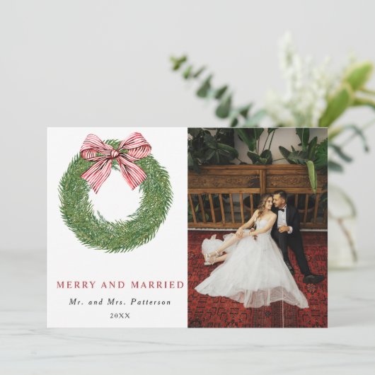 Winter Pine Wreath Merry & Married Photo Christmas Feestdagenkaart (Staand voorkant)