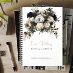 Winter pioenen elegant gouden script bruiloft planner<br><div class="desc">Chique trendy bruiloft planning aangepaste boek met winter witte ivoor pioenen en seizoensgebonden gebladerte,  pinecones en takken.          Perfect om uw bruiloft te organiseren en de herinneringen te bewaren!             Voor gecooerdineerde huwelijksartikelen zie het hele collectie onder het hoofdafbeelding.</div>