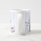 Winter rode bessen witte sneeuw grote koffiekop (Achterkant)