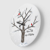 Winter rode kardinalen op besneeuwde boom grote klok (Hoek)