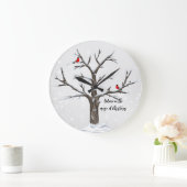 Winter rode kardinalen op besneeuwde boom grote klok (Huis)