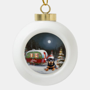 Winter Rottweiler Caravan Kerstavontuur Keramische Bal Ornament