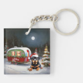 Winter Rottweiler Caravan Kerstavontuur Sleutelhanger (Achterkant)