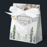 Winter Rustic Pine Trees Lantern Botanical Wedding Bedankdoosjes<br><div class="desc">Verbeter uw winter bruiloft thema met deze winter rustieke dennenbomen lantaarn botanische bruiloft gunst dozen. Deze prachtig ontworpen gunstboxen tonen een serene winterbosscène, compleet met pijnbomen en een schilderachtige hangende lantaarn, die een magische, besneeuwde sfeer creëert. De dozen zijn versierd met een botanische print onder een stijlvol lint, waardoor ze...</div>