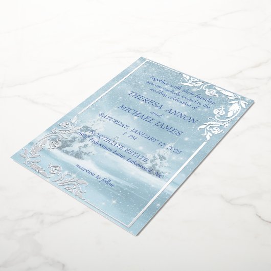 Winter Scene Alles In Blauw Met Sneeuw En Pijnbome Folie Uitnodiging (Gedraaid)